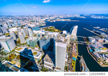 日本橫濱城市景觀 - 鉸接式巴士和港未來市的景觀 = 13th 日本橫濱城市景觀 - 鉸接式巴士和港未來市的景觀 = 13th 120204903