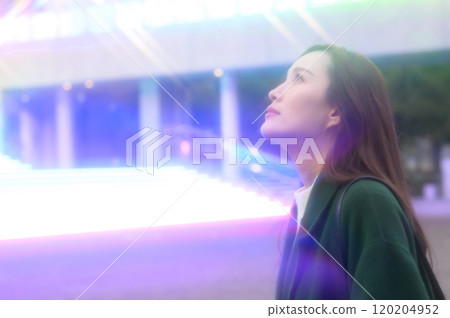 享受冬天燈光的女人 享受冬天燈光的女人 120204952
