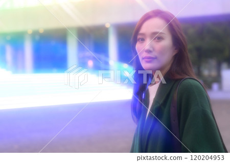 享受冬天燈光的女人 享受冬天燈光的女人 120204953