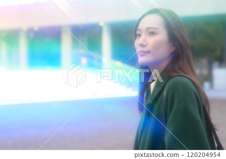 享受冬天燈光的女人 享受冬天燈光的女人 120204954