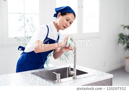 打掃廚房的高級女管家 120207352