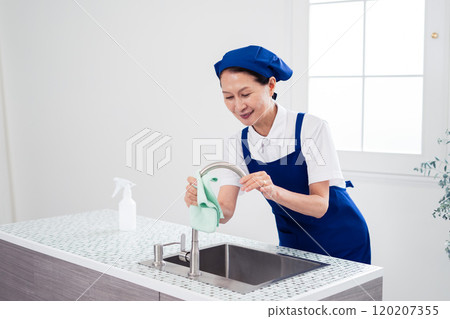 打掃廚房的高級女管家 120207355