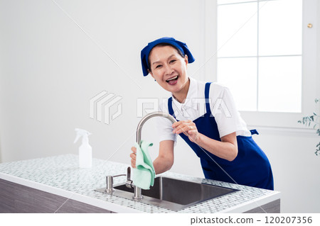 打掃廚房的高級女管家 120207356