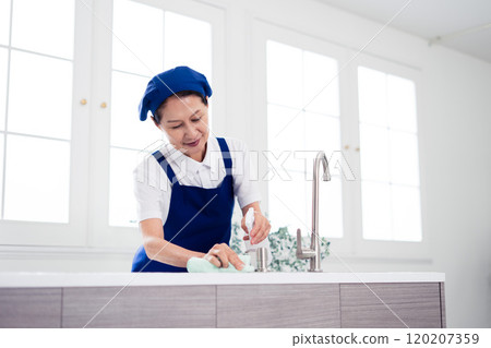 打掃廚房的高級女管家 120207359