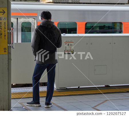 秋天，一名年輕男子上班族在名古屋車站月台等火車 120207527