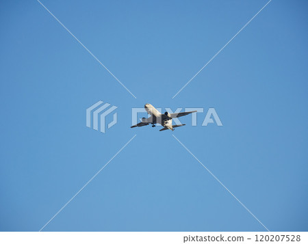 自衛隊空中加油機在天空中飛行 自衛隊空中加油機在天空中飛行 120207528