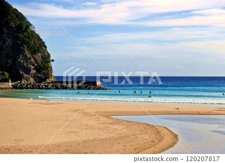 Quiet white sand beach and horizon 120207817
