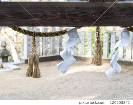 神社的注連繩上貼著紙膠帶 120208241