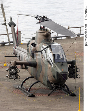 The Japan Ground Self-Defense Force's AH-1S Cobra anti-tank helicopter landed in the port square. The Japan Ground Self-Defense Force's AH-1S Cobra anti-tank helicopter landed in the port square. 120208620