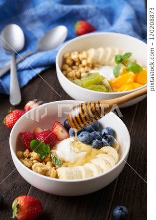 在希臘優格碗上撒上蜂蜜 120208873