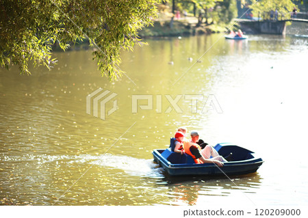 city park without people on an autumn day, bright rays of the sun shine through the crowns of maple trees 120209000