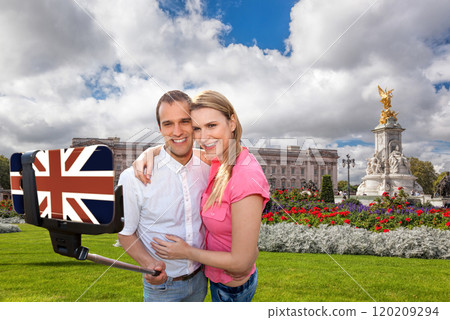Couple in love taking a selfie portrait in front of Buckingham Palace on their way around London, England, UK 120209294