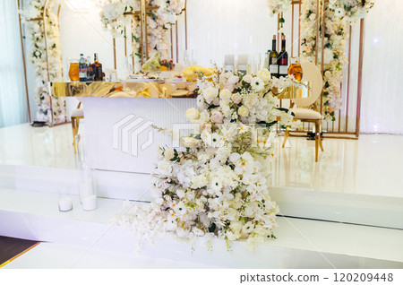 Luxurious restaurant. Luxurious interior, white tables, serving dishes and glasses for guests 120209448