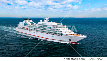 Cruise ship MITSUI OCEAN FUJI Cruise ship MITSUI OCEAN FUJI 120209529