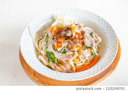 微波爐蒸豬肉和蔬菜配碎醬油 微波爐蒸豬肉和蔬菜配碎醬油 120209701