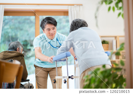 A male caregiver talking to a nursing home resident 120210015