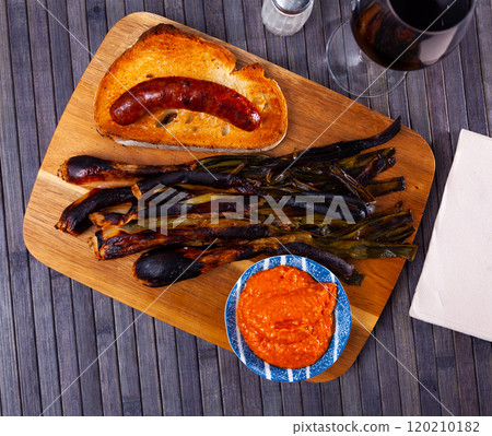 Calcot with romesco sauce and grilled botifarra 120210182
