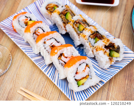 Uramaki sushi roll 120210249