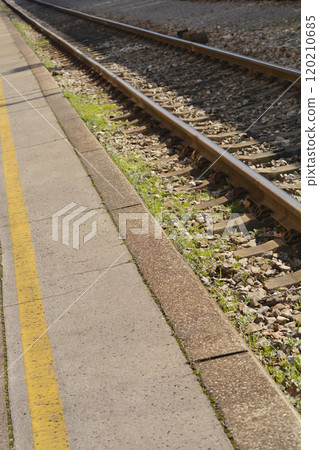 Train tracks 120210685