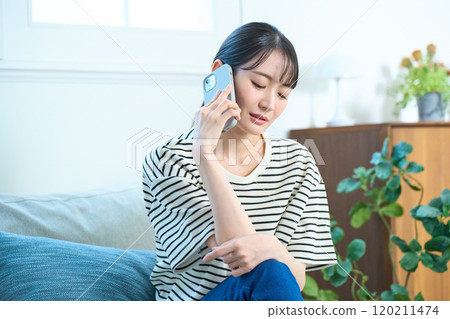 年輕女子在客廳打電話，客廳，一間房間 120211474