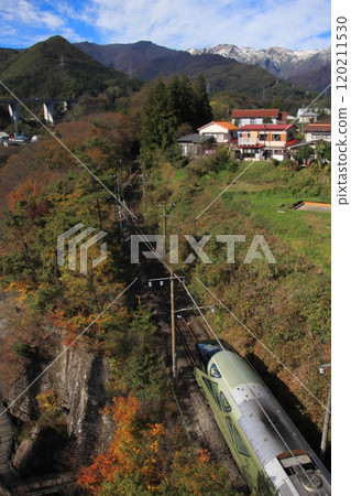 E001系列「敷島」在陽光明媚的秋日行駛在上越線上，谷川山白雪皚皚，紅葉美麗_拍攝於2024年10月11日 120211530