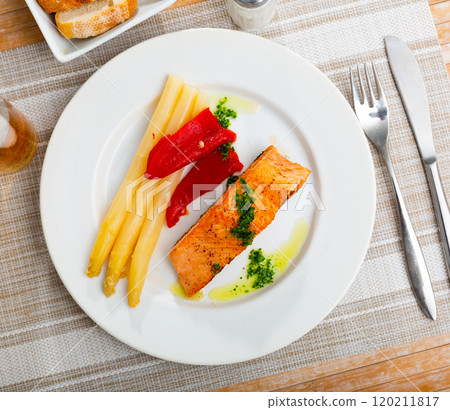 Fried salmon with asparagus and pepper 120211817