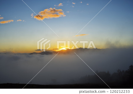 Autumn Camp ONTAKE Dawn from above the clouds 120212233