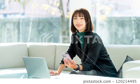 使用電腦和智慧型手機的女性/女商人 使用電腦和智慧型手機的女性/女商人 120214495