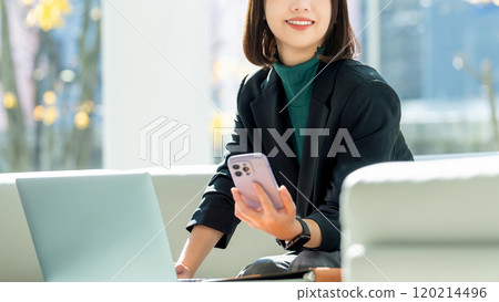 使用電腦和智慧型手機的女性/女商人 使用電腦和智慧型手機的女性/女商人 120214496