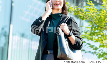 年輕女性/女商人在智慧型手機上交談 120214518