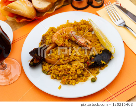 Traditional Spanish paella with seafood and chicken. 120215408