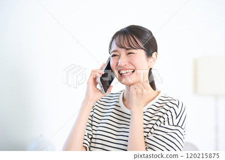 年輕女子在客廳打電話,客廳,一間房間 年輕女子在客廳打電話,客廳,一間房間 120215875
