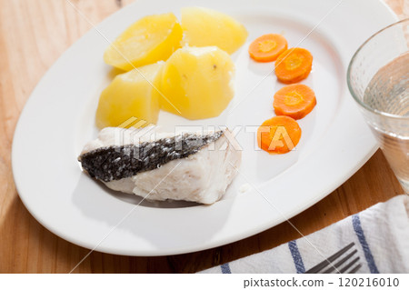 Steamed hake with potatoes and carrot 120216010