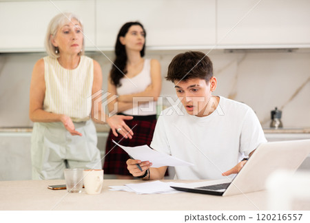 Mom and wife scold her husband for playing computer games 120216557