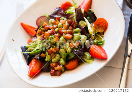 Salad from tender beans with honey soy bacon 120217182