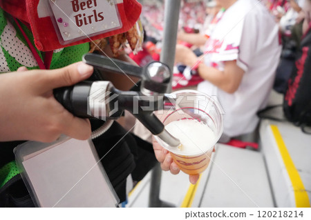 廣島馬自達體育場看台上的啤酒攤販 廣島馬自達體育場看台上的啤酒攤販 120218214