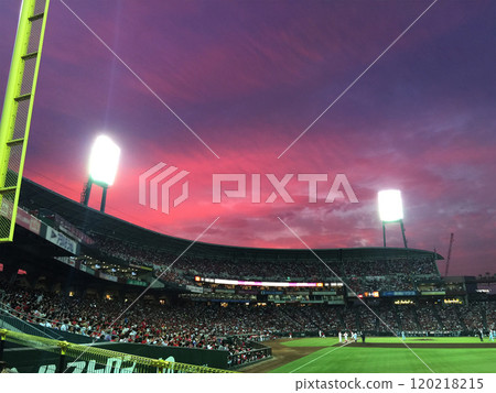 晚間比賽期間的廣島馬自達體育場，夕陽的天空閃閃發光 120218215
