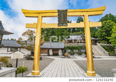 濱松市(靜岡縣)秋葉原本宮秋葉神社上社的藍天映襯下的幸福鳥居的景色 濱松市(靜岡縣)秋葉原本宮秋葉神社上社的藍天映襯下的幸福鳥居的景色 120218240