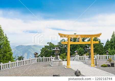 濱松市（靜岡縣）秋葉原本宮秋葉神社上社的藍天映襯下的幸福鳥居的景色 120218744