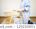 一位女士打開了一張她在網路上購買的椅子 120220851