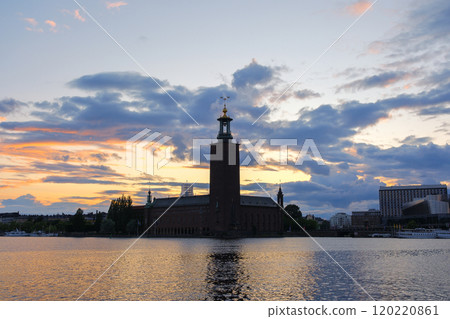 黃昏的斯德哥爾摩市政廳,瑞典 黃昏的斯德哥爾摩市政廳,瑞典 120220861