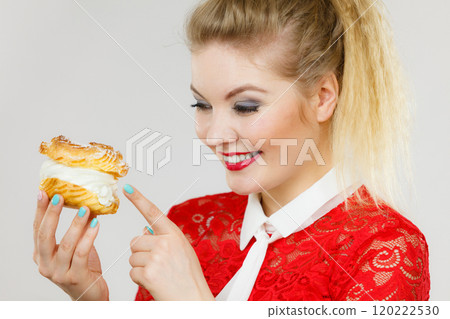 Happy woman holding choux puff cake Happy woman holding choux puff cake 120222530