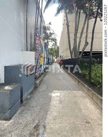 Walkway to Waikiki Beach 120225267