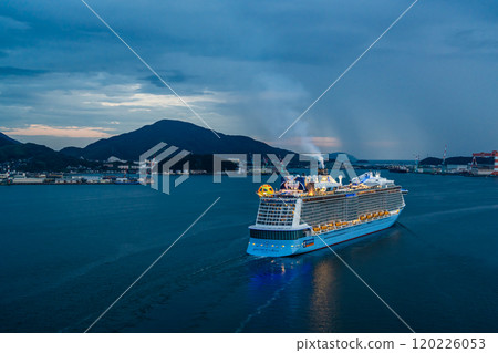 海洋光譜號客船從長崎港出發 從女神大橋眺望日落【長崎市】 海洋光譜號客船從長崎港出發 從女神大橋眺望日落【長崎市】 120226053