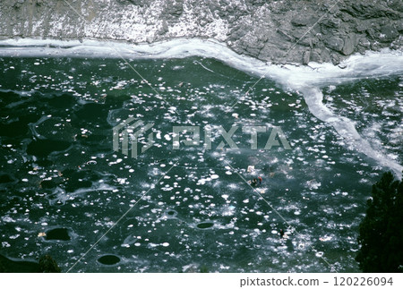 湖面開始結冰,湖水呈現深綠色 湖面開始結冰,湖水呈現深綠色 120226094