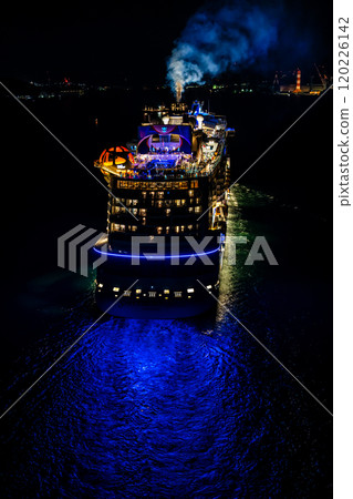 長崎港客船出發(海洋光譜號)從女神大橋照亮的夜景【長崎市】 長崎港客船出發(海洋光譜號)從女神大橋照亮的夜景【長崎市】 120226142