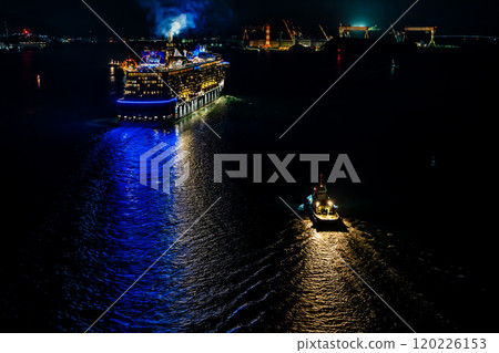 長崎港客船出發（海洋光譜號）從女神大橋照亮的夜景【長崎市】 120226153