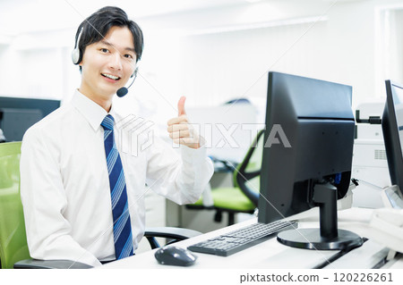 一個戴著耳機接電話的商人 120226261