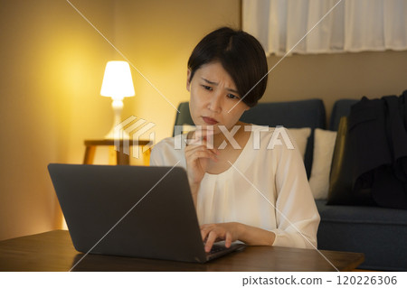 晚上在客廳的女商人 120226306