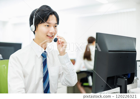 一個戴著耳機接電話的商人 120226321